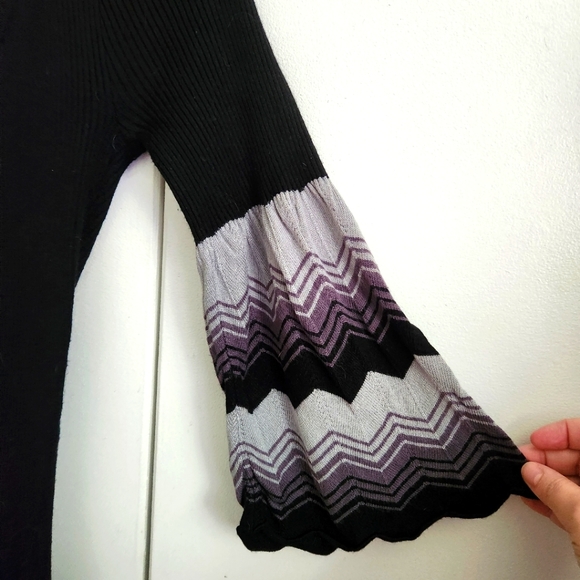 Black ribbed knit dress with tie in the back and bell sleeves. Scoop neck. - Picture 2 of 6